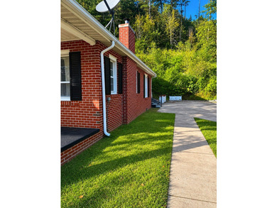 Charming 3-bedroom, 1-bath brick ranch offering the perfect - photo 8