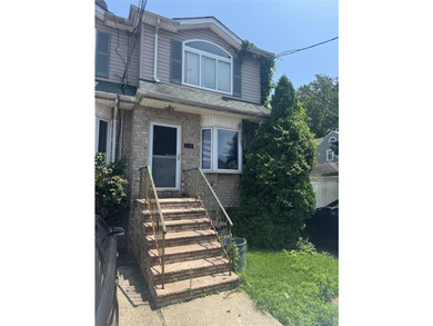 Welcome to this spacious 3-bedroom, 2.5-bath on a dead end block - photo 1