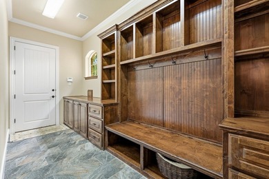 Welcome home to 7 Hillview Court in the sought after - photo 21