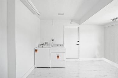 Completely renovated 4-bedroom, 3-bathroom home in desirable - photo 24