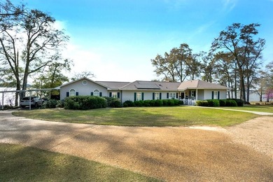 Experience refined waterfront living in this exceptional - photo 2