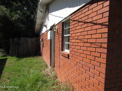 Large 4bdrm 2.5 bath home with newer roof. It is a fixer home - photo 3