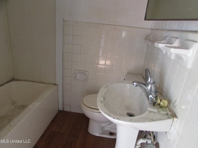 Large 4bdrm 2.5 bath home with newer roof. It is a fixer home - photo 4