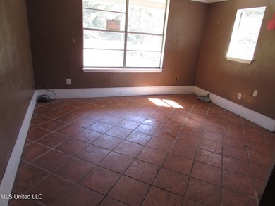 Large 4bdrm 2.5 bath home with newer roof. It is a fixer home - photo 5