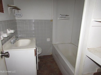 Large 4bdrm 2.5 bath home with newer roof. It is a fixer home - photo 9