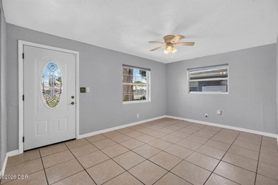 Move right into this beautifully updated 3 bedroom, 2 bathroom - photo 6
