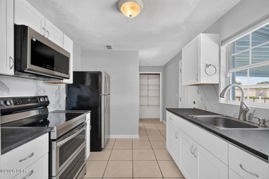 Move right into this beautifully updated 3 bedroom, 2 bathroom - photo 7