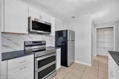 Move right into this beautifully updated 3 bedroom, 2 bathroom - photo 8