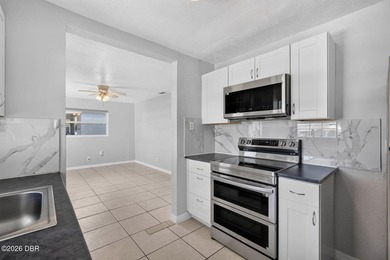 Move right into this beautifully updated 3 bedroom, 2 bathroom - photo 9