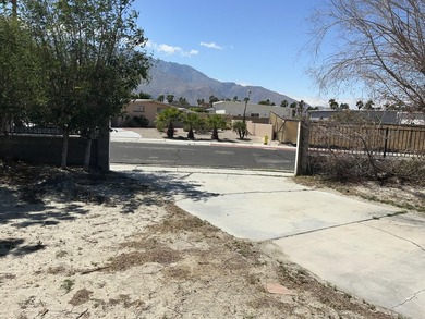 Large corner lot with mountain views. Mid-Century Style with - photo 3