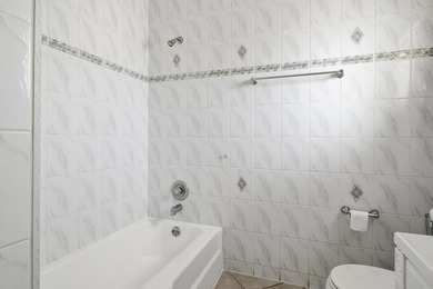 Beautifully maintained 1/1 Condo located in a welcoming and - photo 11