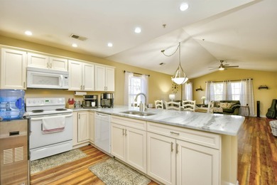 Beautifully furnished, fully stocked and updated 3 bedroom, 2 - photo 14