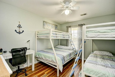 Beautifully furnished, fully stocked and updated 3 bedroom, 2 - photo 23