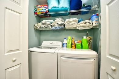 Beautifully furnished, fully stocked and updated 3 bedroom, 2 - photo 26