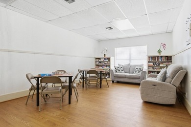 Beautifully maintained 1/1 Condo located in a welcoming and - photo 31