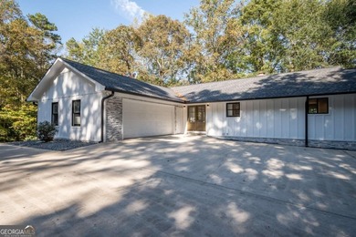 Lake Home For Sale in Lavonia, Georgia