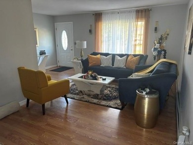 Sprawling 3 Bd Ranch Features All Wood Floors, 2 Full Baths - photo 4