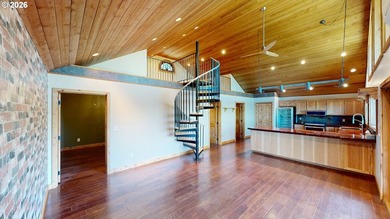 Eclectic style meets original design in this coastal retreat - photo 5