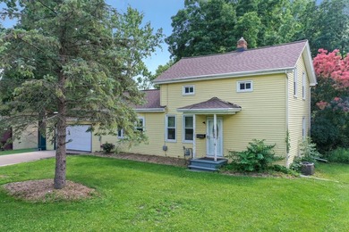 Located near parks, school, and UWGB this 3BR/1BA 1.5 story home - photo 2