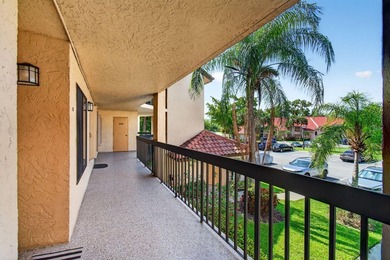 Charming 2nd floor END unit filled w/ natural sunlight from an - photo 4