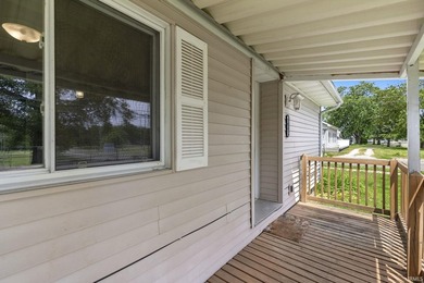 Well-maintained 3 bedroom, 2 bath home offering over 1,300 - photo 4