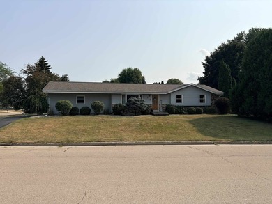 Welcome home to this conveniently updated Ranch situated on a - photo 1