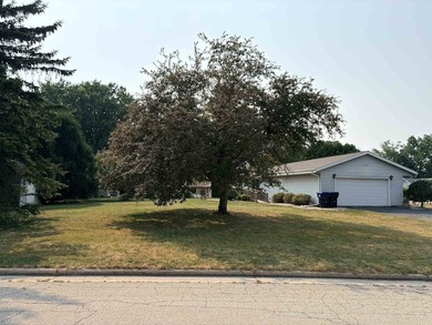 Welcome home to this conveniently updated Ranch situated on a - photo 2