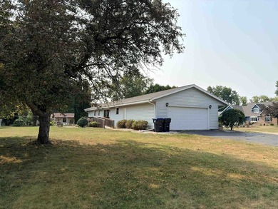 Welcome home to this conveniently updated Ranch situated on a - photo 3