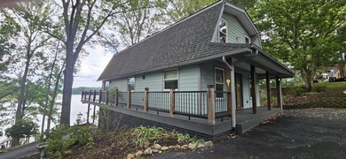 Welcoming covered front porch w/ composite decking & lake views - photo 1