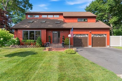 Beautiful 3 bedroom 2.5 bath home in East Moriches. 2200 sq feet - photo 1