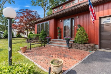Beautiful 3 bedroom 2.5 bath home in East Moriches. 2200 sq feet - photo 3