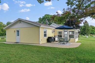 Year-round Lake Winnebago cottage with 70' of frontage on a 0 - photo 4