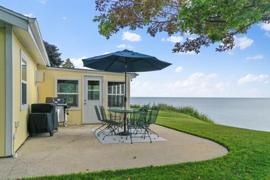 Year-round Lake Winnebago cottage with 70' of frontage on a 0 - photo 5