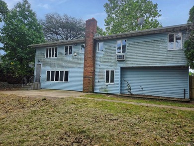 Spacious Hi-Ranch offering 4 bedrooms, 3 full baths, a bright - photo 3