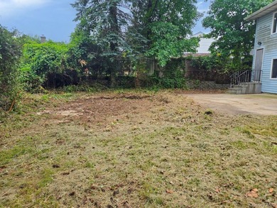 Spacious Hi-Ranch offering 4 bedrooms, 3 full baths, a bright - photo 4