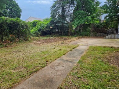 Spacious Hi-Ranch offering 4 bedrooms, 3 full baths, a bright - photo 5