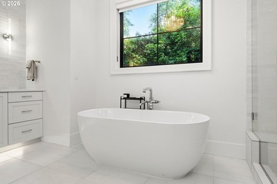 Built in 2024, this custom luxury estate in Lake Oswego's - photo 18