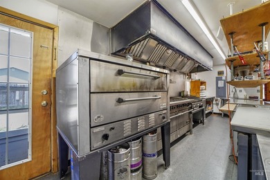 The Bear Bottom Inn is a fully equipped restaurant bar with - photo 26