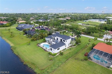 Fully renovated lakefront estate in the prestigious gated - photo 1