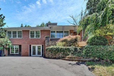 Located in the beautiful South Roanoke area listed at a very - photo 1