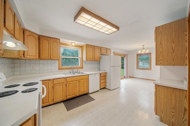 Spacious 2 story 5 bedroom home on .33 acres. Featuring 2 - photo 2