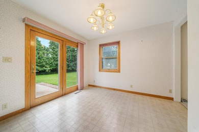 Spacious 2 story 5 bedroom home on .33 acres. Featuring 2 - photo 3