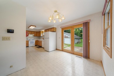 Spacious 2 story 5 bedroom home on .33 acres. Featuring 2 - photo 4
