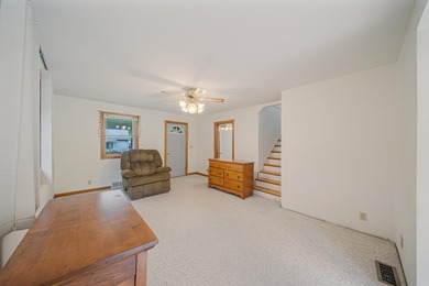 Spacious 2 story 5 bedroom home on .33 acres. Featuring 2 - photo 7