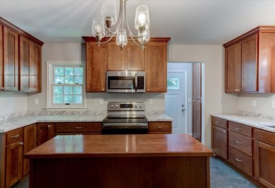 Grand Two-Story Home in Desirable Oakwood Heights! Welcome home - photo 17