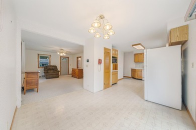 Spacious 2 story 5 bedroom home on .33 acres. Featuring 2 - photo 8