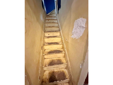 Excellent investment opportunity! Legal triplex featuring three - photo 2