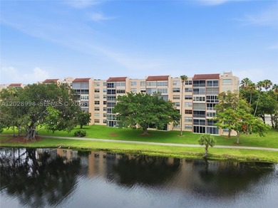 Charming furnished 4th-floor 1 bedroom /2 baths condo with - photo 2