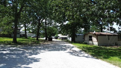INVESTMENT OPPORTUNITY!! 1 Residence and 13 Mobile homes. 5 - (3 - photo 4