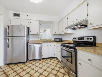 Charming furnished 4th-floor 1 bedroom /2 baths condo with - photo 4
